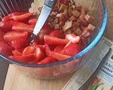Une image de l'étape 1 de Crumble fraises, rhubarbe.