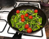 Foto del paso 4 de la receta: Rape a la plancha con guarnición de espárragos salteados y tomate cherry