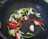รูปขั้นตอนการทำที่ 2 ของ ไก่ผัดผงกะหรี่