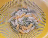 Foto del paso 2 de la receta: Ensalada de pasta de verano de aprovechamiento. RICA RICA