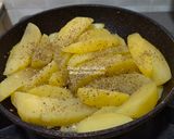 Foto langkah ke 3 dari resep Garlic Potatoes With Oregano.