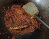 Foto langkah ke 5 dari resep Pindang Masak Sambal Tomat.