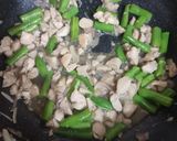 Foto langkah ke 2 dari resep Tumis buncis ayam cincang.