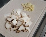 Foto langkah ke 2 dari resep Spaghetti Aglio Olio with King Oyster Mushroom.