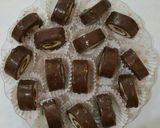 صورة لخطوة 19 من وصفة رول التمر بجوز الهند بالشكولا طعم اكتر من رائع 😋😋😋