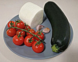 Foto del paso 1 de la receta: Milhojas de calabacín, tomates cherry, queso fresco y pesto de rúcula, queso manchego y nueces