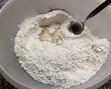 Foto del paso 3 de la receta: Pizza de muzzarella con morrón verde y aceitunas negras