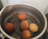 Foto langkah ke 1 dari resep Telur bakso kuah santan.