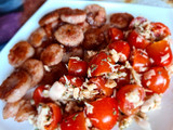 Banquetes con tomates cherry dulce, atún y orégano