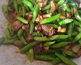 Foto langkah ke 3 dari resep Buncis rempelo ati saus tiram.