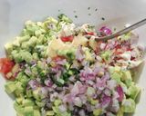 Foto del paso 4 de la receta: Ensaladilla picante de aguacate y cangrejo