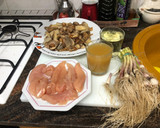 Foto del paso 1 de la receta: Setas salteadas con ajetes tiernos y solomillo de pechuga de pollo