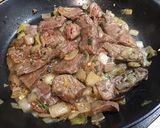 Une image de l'étape 10 de Bœuf sauté ail, oignon et herbes aromatiques du jardin.