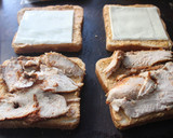 Foto del paso 3 de la receta: Cuadraditos de pan de molde con pechuga de pollo especiada cocida al vapor
