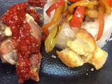Rollito de carne relleno, verduras salteadas con arroz y crutones