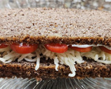Foto del paso 3 de la receta: 🌿🍅🧀 Sándwich caprese con pan de lentejas 🧀🍅🌿 Tomates cherry, muzzarella y pesto de albahaca