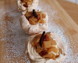 Foto del paso 7 de la receta: Minipavlova de crema de vainilla, manzana y pasas