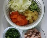 Foto langkah ke 1 dari resep Sayur sop sosis.