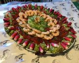 Une image de l'étape 8 de Salade terre et mer aux crevettes,radis,tomates,concombre,laitue,oignon et ciboulette.