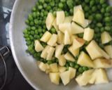 मटार बटाटा भाजी (matar batata bhaji recipe in marathi) रेसिपी स्टेप 1 फोटो 
