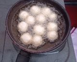 Foto langkah ke 5 dari resep Bola-bola Singkong Topping Sirup Gula Aren.
