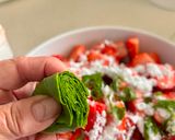Foto del paso 3 de la receta: Ensalada de fresas, vinagre balsámico y albahaca