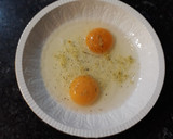 Foto del paso 1 de la receta: Huevos fritos con pétalos de caléndula. "Pon flores en tu boca"