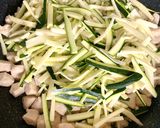 Cukkinis kukoricás csirkés tejszínes tészta recept fázis 3 fotója