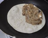 Foto del paso 5 de la receta: Tortilla🍆🧀 rellena🌯 de berenjena tatemada, cebolla🌰, queso🍐 y pera🥙🫓🧀