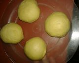Foto langkah ke 5 dari resep Roti teflon inti kelapa ekonomis.