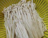 Foto langkah ke 1 dari resep Tumis Jamur Enoki.