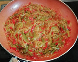 Foto del paso 3 de la receta: Fajitas con carne, verduras, champiñones y queso 🌮🌶️🧀🍅