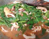 Foto langkah ke 3 dari resep Cumi Kangkung Saus Padang.