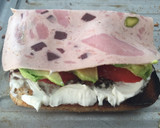 Foto del paso 6 de la receta: Tostada de aguacate, pavo, tomate y queso