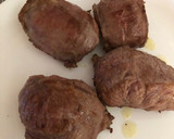 Foto del paso 1 de la receta: Carrilleras al vino tinto con ciruelas