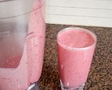 A picture of step 1 of Fruit and yoghurt smooth#4week challenge.