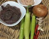 รูปขั้นตอนการทำที่ 1 ของ ไก่ตับหมูผัดพริกหยวก