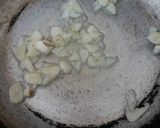 Foto langkah ke 4 dari resep Tumis Jamur Enoki Saus Barbeque.