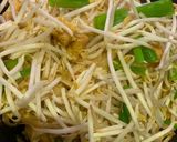 Foto langkah ke 5 dari resep Pad Thai Ayam.