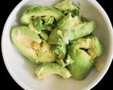 A picture of step 3 of Avocado tosast.