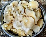 Hình bước làm 1 của món Chà bông nấm bào ngư