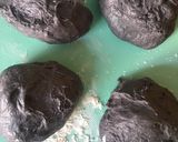 Foto langkah ke 2 dari resep Charcoal Cheese Streusel Roll Bread with Garlic Mayo.