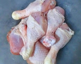 Foto del paso 1 de la receta: Muslos de pollo en salsa de limón, ajos y perejil