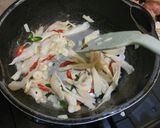 Foto langkah ke 4 dari resep Tumis Bunga Bawang Jamur.