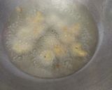 A picture of step 3 of Moong ki pakodi (mungodi).