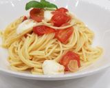 Spagetti koktélparadicsommal, mozzarellával, friss bazsalikommal recept fázis 11 fotója