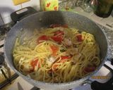 Foto del passaggio 4 della ricetta Spaghetti misto mare