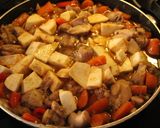 Foto del paso 6 de la receta: Patada deshueseada de pollos, en bandada, a hortalizas y demases