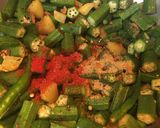 A picture of step 4 of Aloo Bhindi Fry.