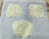 Foto del paso 2 de la receta: Tortilla de trigo crujiente con cebolla y queso